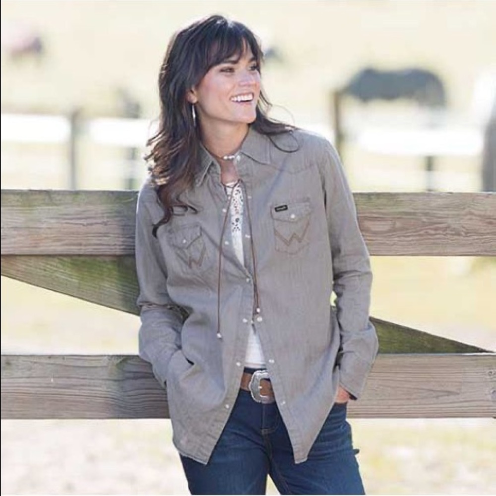 Women’s Wrangler Navy Pearl Snap